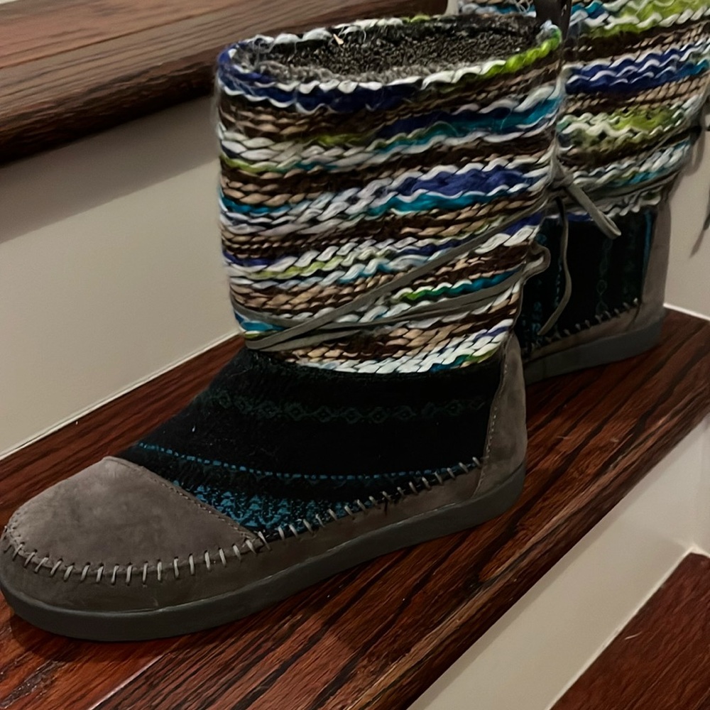 Woman’s Tom’s boots